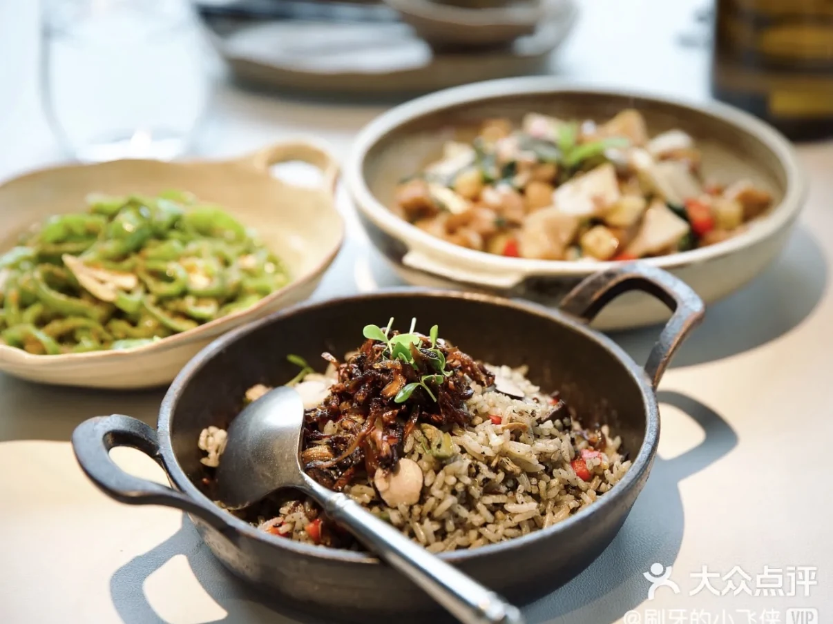 A rice dish served with vegetables and other dishes at Anaago.