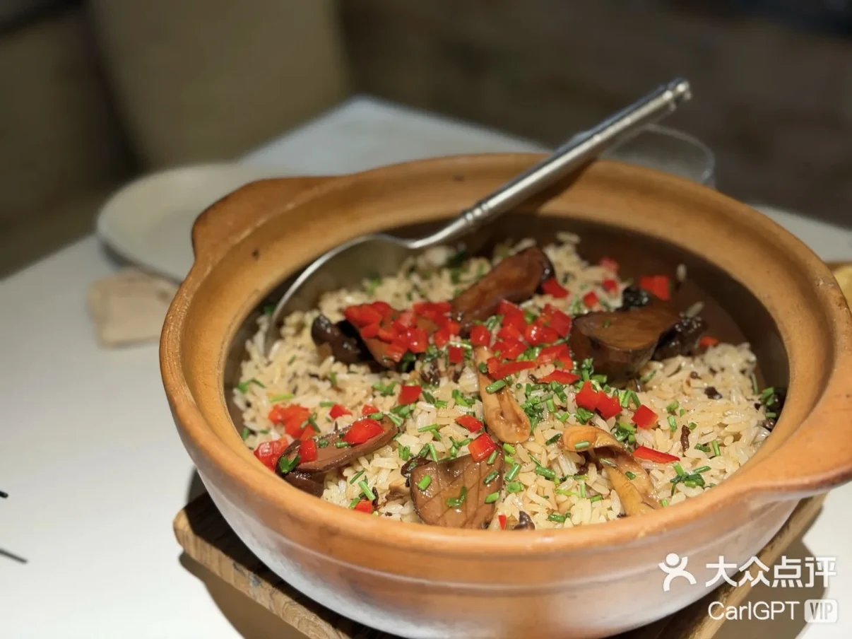 Mushroom rice in a clay pot at Anaago, with the original Dianping watermark.