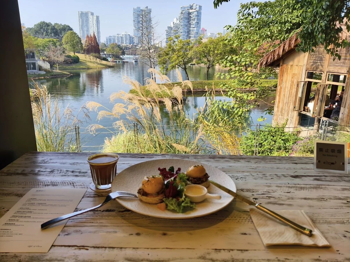 A brunch plate and coffee with a lakeside view at Café de Coucou.