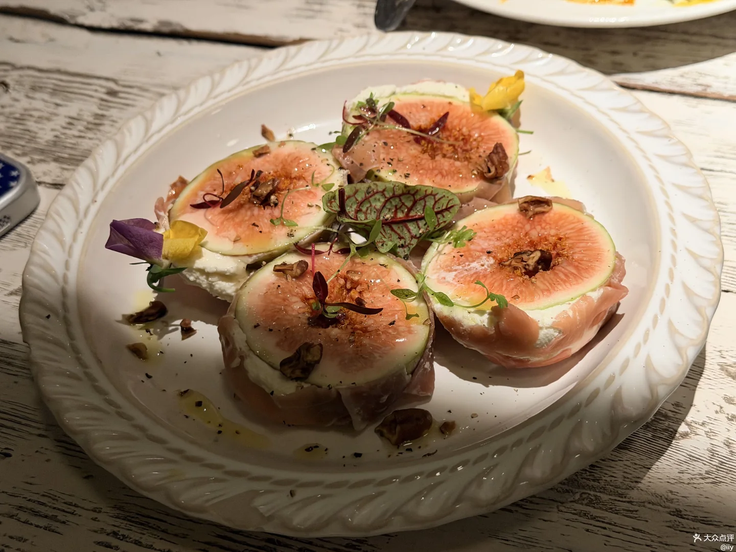 Fig-topped bites at Café de Coucou, photographed by Dianping user @iiy.