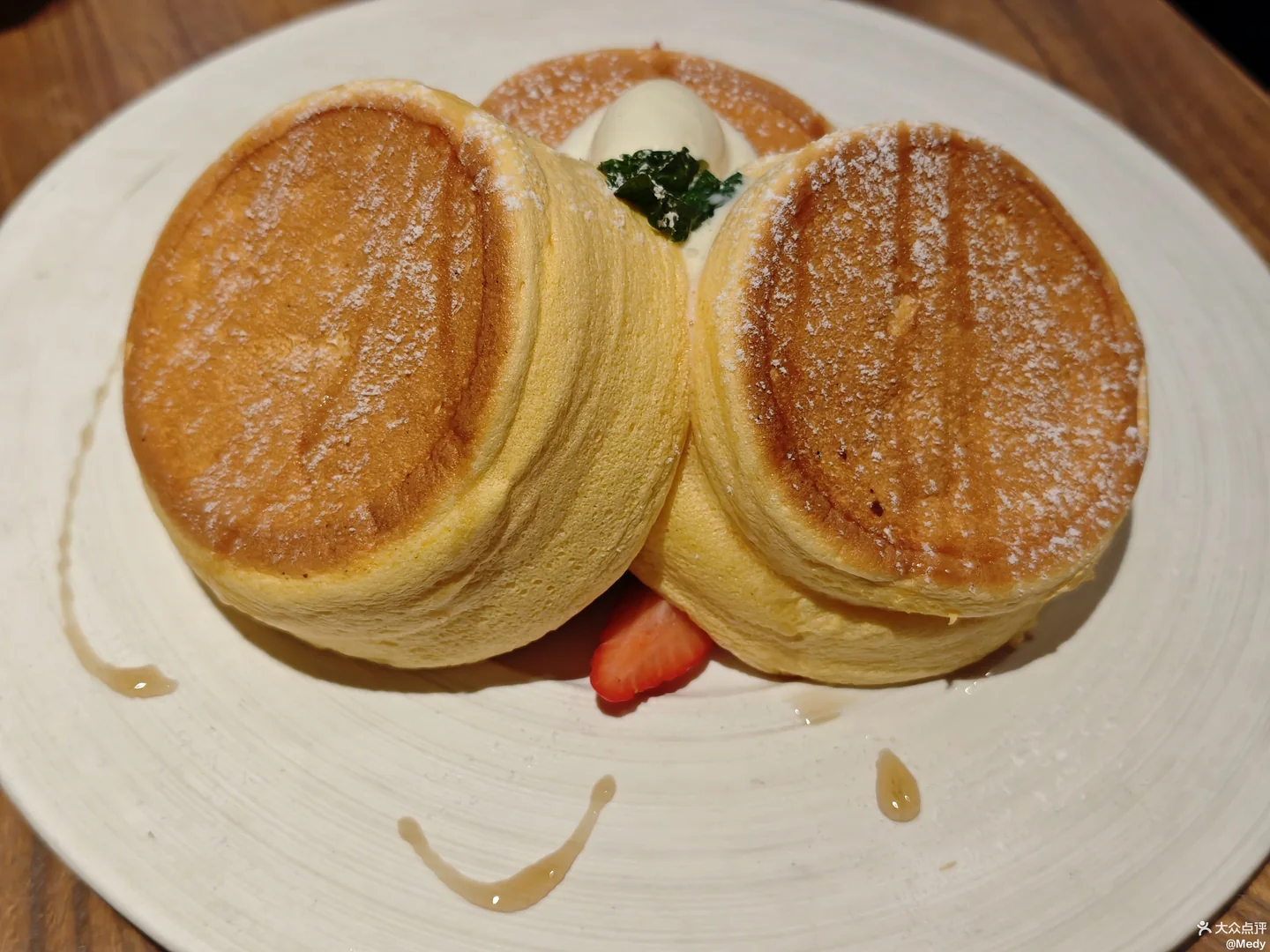 Fluffy pancakes at Café de Coucou, photographed by Dianping user @Medy.