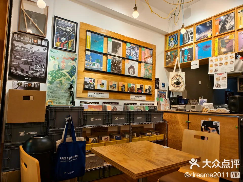 Records displayed on wooden shelves inside Bagel Camp; original Dianping credit retained