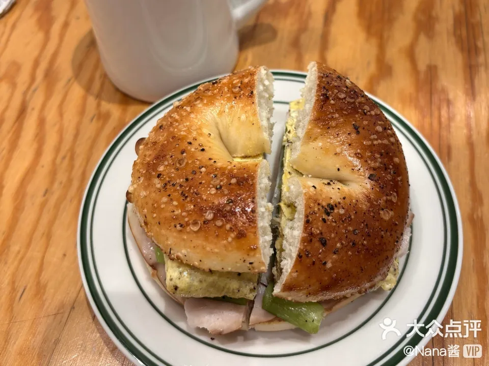 A sliced bagel sandwich on a plate at Bagel Camp; original Dianping credit retained