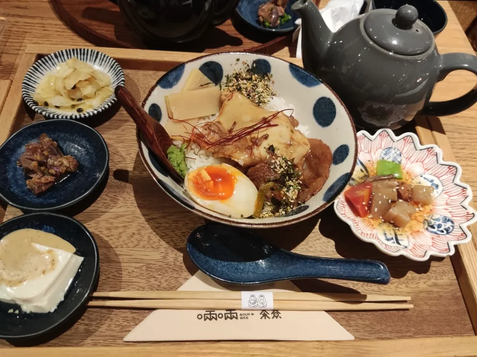 A rice bowl, side dishes and a grey teapot at 啢啢茶寮
