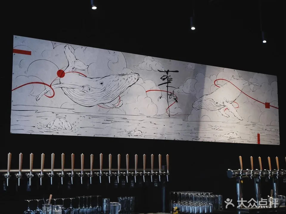 Rows of beer taps beneath whale artwork at MEDISN; original Dianping watermark retained
