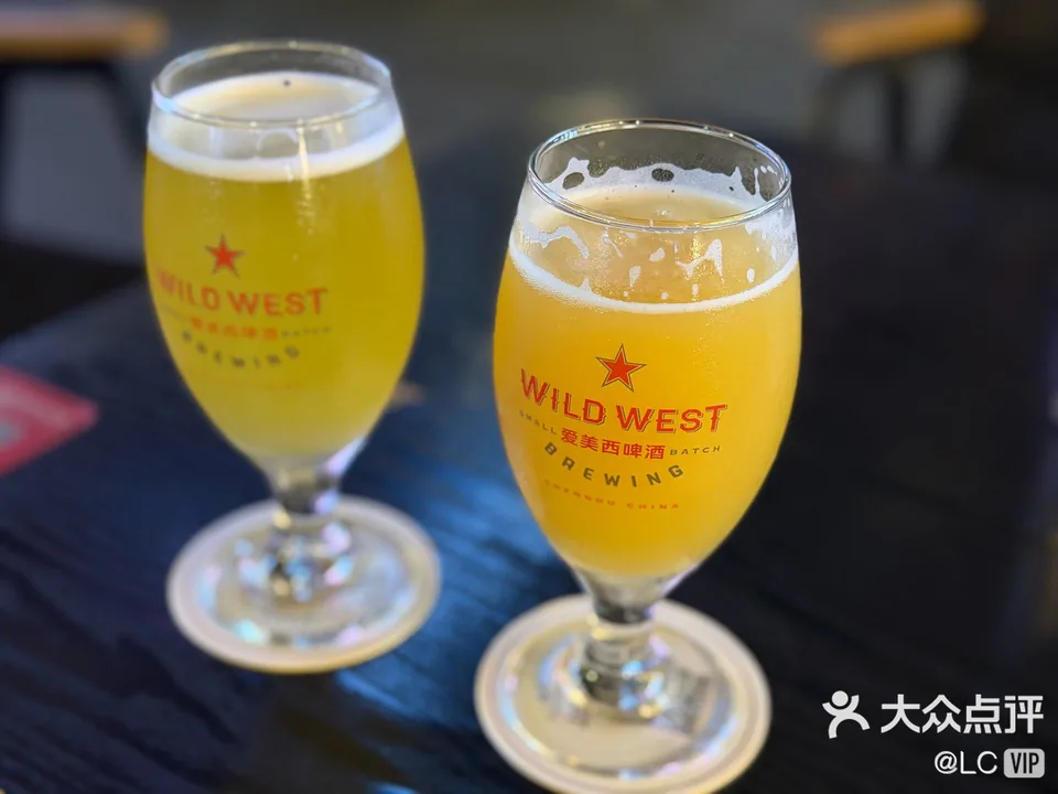 Two glasses of Wild West beer; original Dianping credit retained