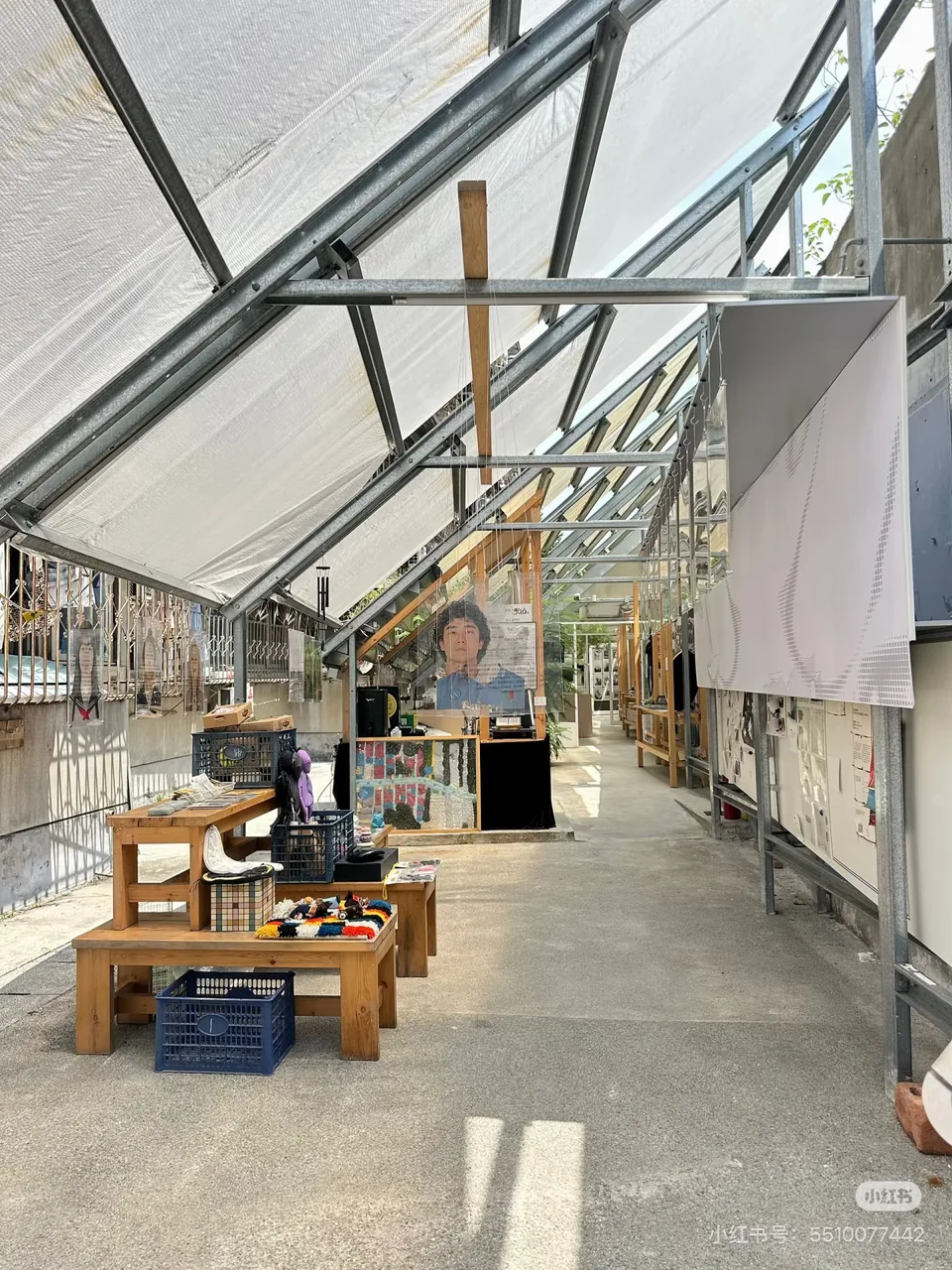 An airy covered passage displaying artwork and handmade objects; original RedNote creator watermark at the lower right